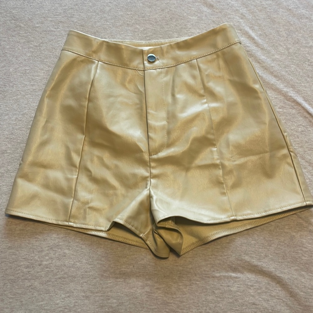 Faux leather beige shorts